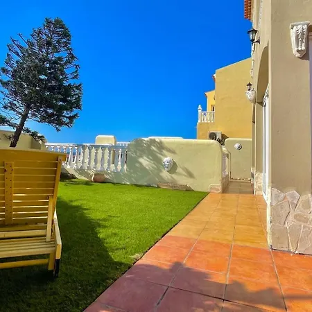 - Sleeps 4 - Jacuzzi - Garden - Pet Friendly