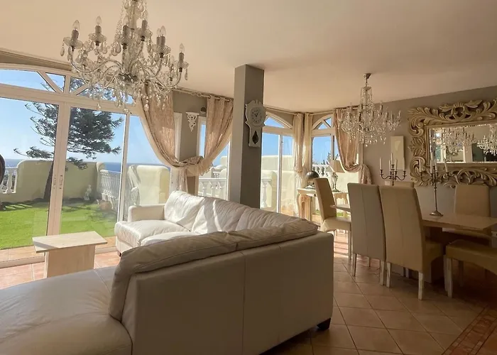 Villa - Sleeps 4 - Jacuzzi - Garden - Pet Friendly