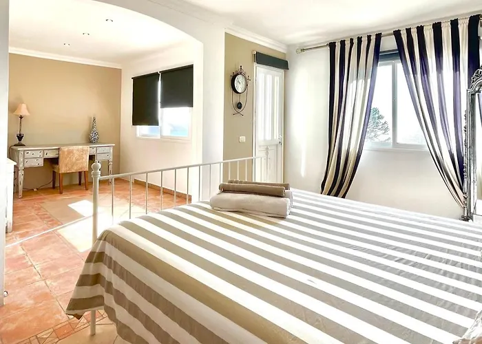 Villa - Sleeps 4 - Jacuzzi - Garden - Pet Friendly