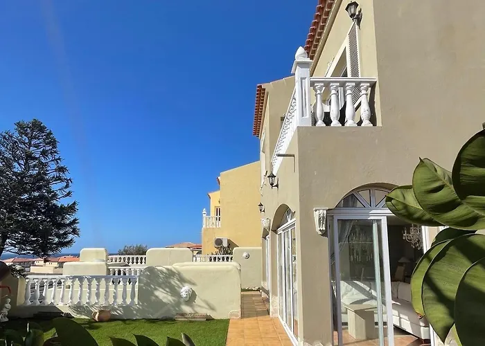 - Sleeps 4 - Jacuzzi - Garden - Pet Friendly Villa *