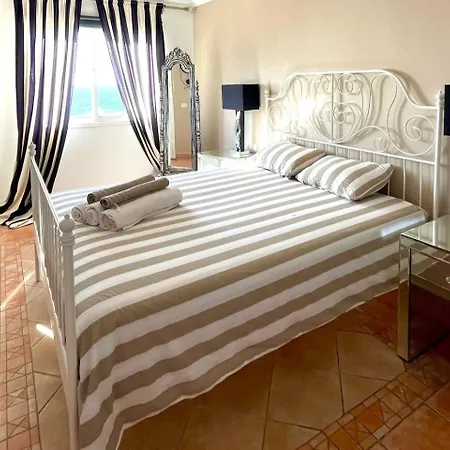 - Sleeps 4 - Jacuzzi - Garden - Pet Friendly *