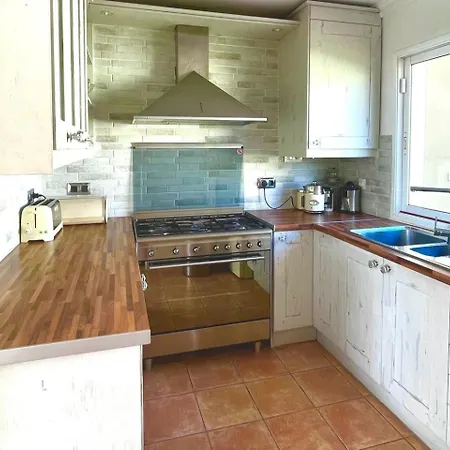 - Sleeps 4 - Jacuzzi - Garden - Pet Friendly *