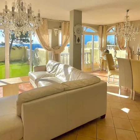 - Sleeps 4 - Jacuzzi - Garden - Pet Friendly