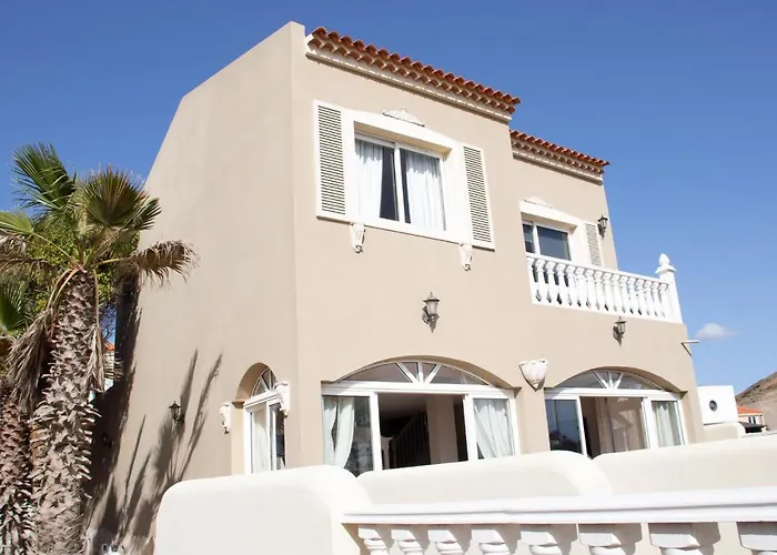 - Sleeps 4 - Jacuzzi - Garden - Pet Friendly *