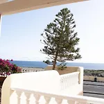 - Sleeps 4 - Jacuzzi - Garden - Pet Friendly