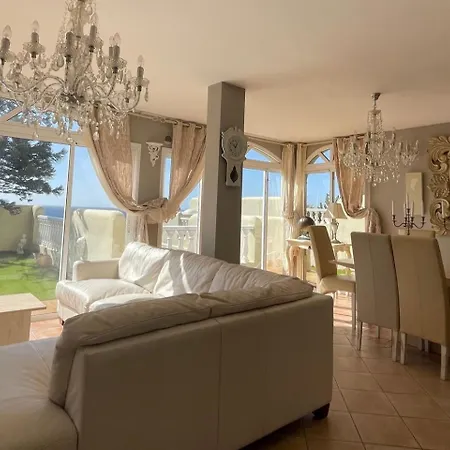 Villa - Sleeps 4 - Jacuzzi - Garden - Pet Friendly