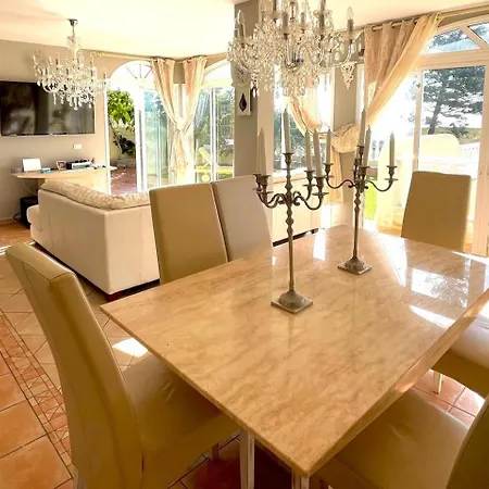 - Sleeps 4 - Jacuzzi - Garden - Pet Friendly Villa *