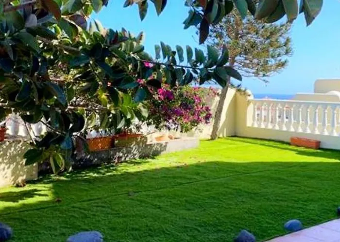 - Sleeps 4 - Jacuzzi - Garden - Pet Friendly Villa *