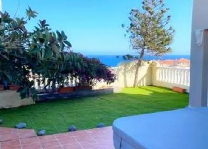 Villa - Sleeps 4 - Jacuzzi - Garden - Pet Friendly *