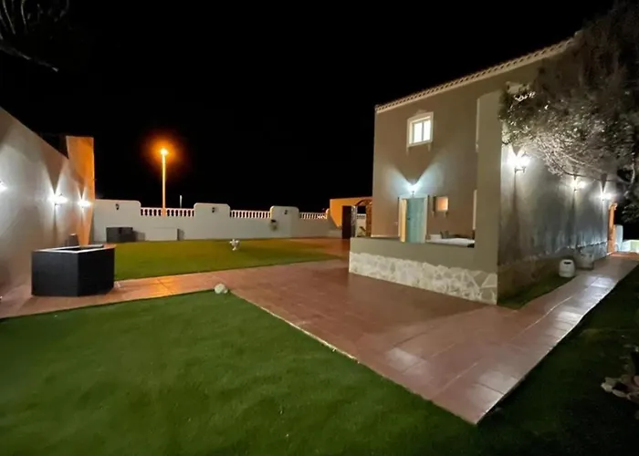 - Sleeps 4 - Jacuzzi - Garden - Pet Friendly * El Medano (Tenerife)