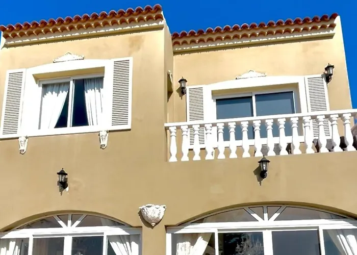 - Sleeps 4 - Jacuzzi - Garden - Pet Friendly